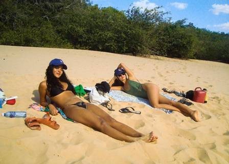 Elenco de Pantanal curte dia de folga em 'prainha' no MS