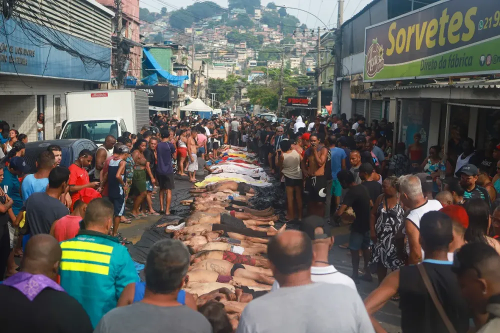 Moradores resgataram mais de 70 corpos após megaoperação no Rio