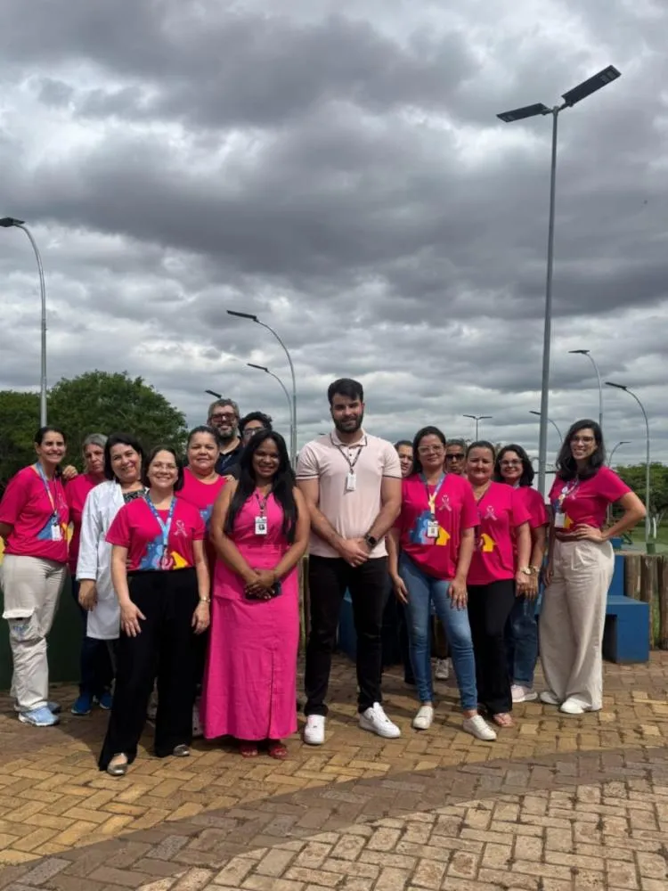 Servidores do USF Jardim Marabá encerram Outubro Rosa com ação no Parque Soter