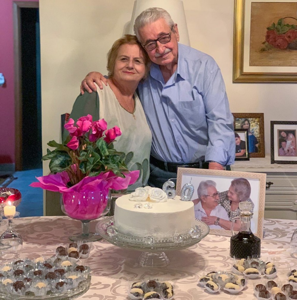 Depois de procedimento cardíaco, paciente de 82 anos sai de hospital e comemora Bodas de Diamante ao lado da amada e familiares
