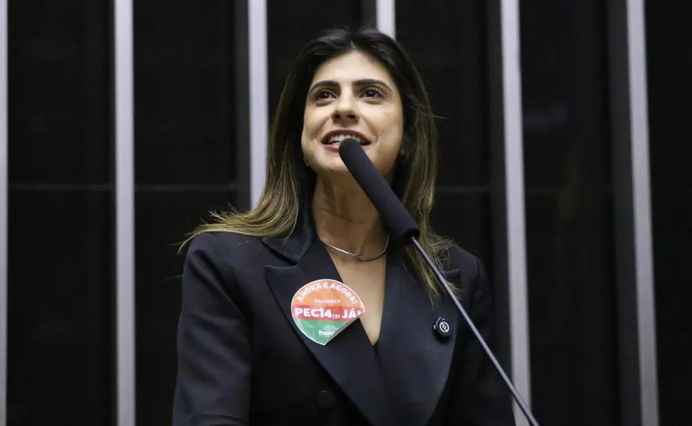 Projeto de Camila Jara que obriga escolas a terem água potável é aprovado no Congresso