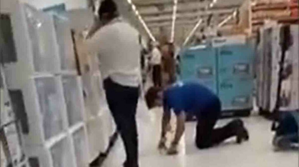 Hipermercado é condenado após gerente humilhar vendedor por limpar chão de joelhos em MS