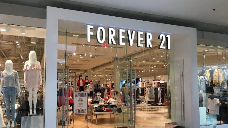 O para sempre acabou? Forever 21 fecha lojas no Brasil e faz queima de estoque