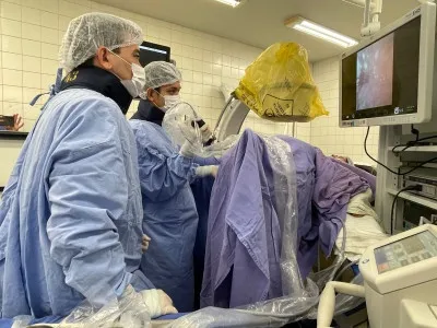 Hospital Universitário realiza procedimento inédito e marca avanço histórico no tratamento de cálculos renais pelo SUS