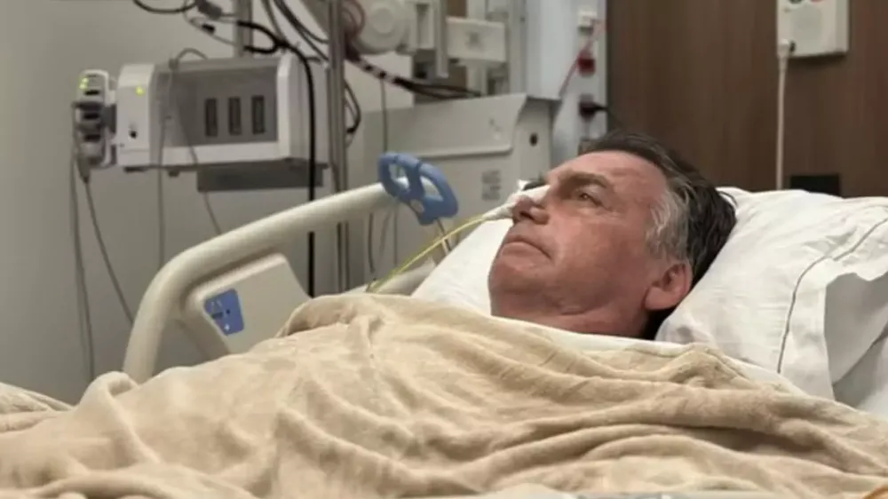 Bolsonaro passa por cirurgia para correção de hérnia inguinal bilateral