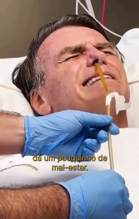 VÍDEO: Carlos Bolsonaro posta vídeo do pai recebendo cuidados fala em “tortura”