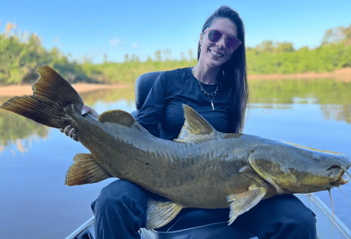 Jovem pesca jaú de 1 metro e 25kg no Pantanal de MS: 'maior peixe da vida'