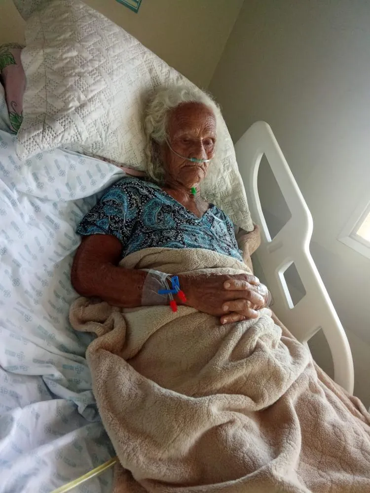 Após queda, idosa de 91 anos aguarda há 7 dias por cirurgia de fêmur na Santa Casa