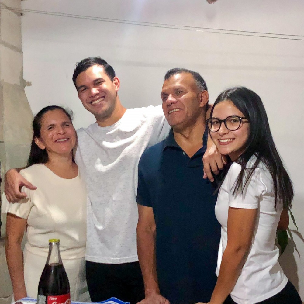 “Nunca senti que isso me atrapalhava ou limitava em alguma coisa”, diz filha de pais com deficiência visual