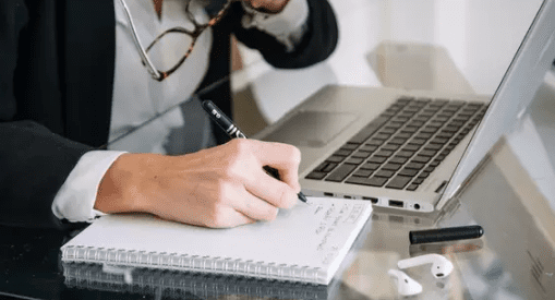 Nova jornada de trabalho de 4 dias na semana começa a ser testada e empresas veem eficiência aumentar