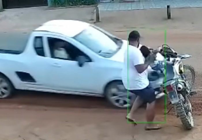 VÍDEO: Pai salva bebê de atropelamento milésimos de segundo antes de carro atingi-lo
