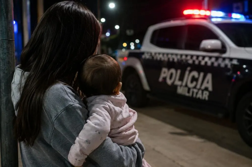 Menina de 14 anos foge com filha de 9 meses e pede socorro após agressões