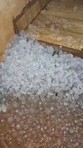Pedras de granizo se acumularam em residências de Ivinhema durante a tempestade registrada em maio; prejuízos levaram o Governo de MS a reconhecer situação de emergência no município