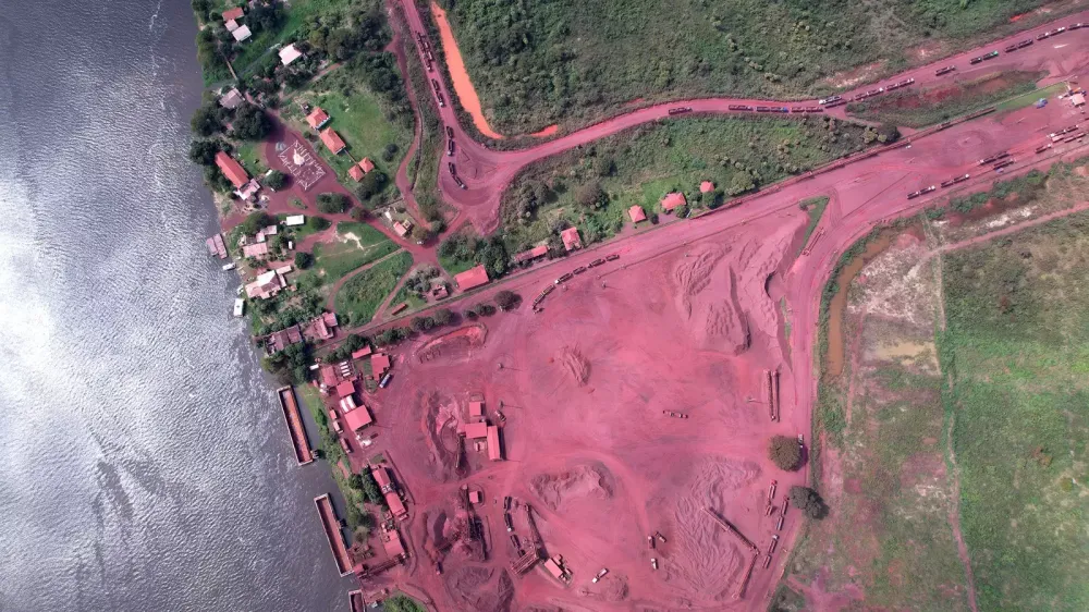Terminal de minério em Porto Esperança, distrito de Corumbá, onde moradores relatam conviver com poeira da atividade mineradora e discutem a ampliação de empreendimento bilionário da LHG Mining - Foto: Fabio Marchi - Campo Grande News