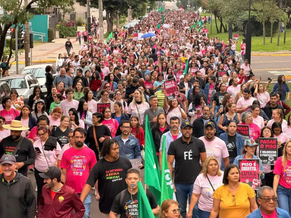 Professores da Rede Municipal de Ensino caminham pelo Centro de Campo Grande durante paralisação que cobrou o pagamento do reajuste de 5,4% previsto na política salarial do Piso 20h - Foto: FETEMS