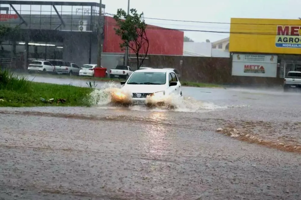 Motoristas enfrentam pontos de alagamento durante a chuva que atinge Campo Grande pelo terceiro dia consecutivo; algumas regiões da Capital já acumulam quase 100 milímetros de precipitação em 48 horas