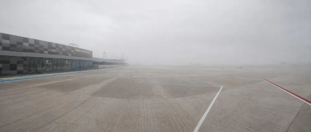 Nevoeiro intenso reduziu a visibilidade e afetou operações no Aeroporto Internacional de Campo Grande nas primeiras horas desta segunda-feira (15) - Foto: João Paulo Ferreira