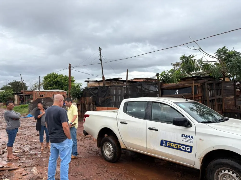 Equipes da Agência Municipal de Habitação (Emha) estiveram na Comunidade Lagoa Park durante o fim de semana para atender moradores afetados pelas chuvas e distribuir lonas para proteção emergencial das moradias