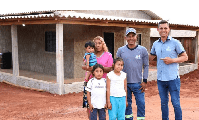 Chefe presenteia funcionário com uma casa para recompensar os últimos cinco anos de trabalho