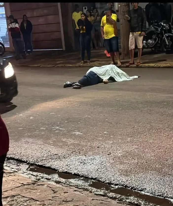 Corpo de Guilherme Soares Gomes Oliveira, de 24 anos, conhecido como “Garrafinha”, permaneceu no local do crime até a conclusão dos trabalhos da perícia. O jovem foi executado a tiros na noite de sábado (13), no Jardim Leblon, em Campo Grande