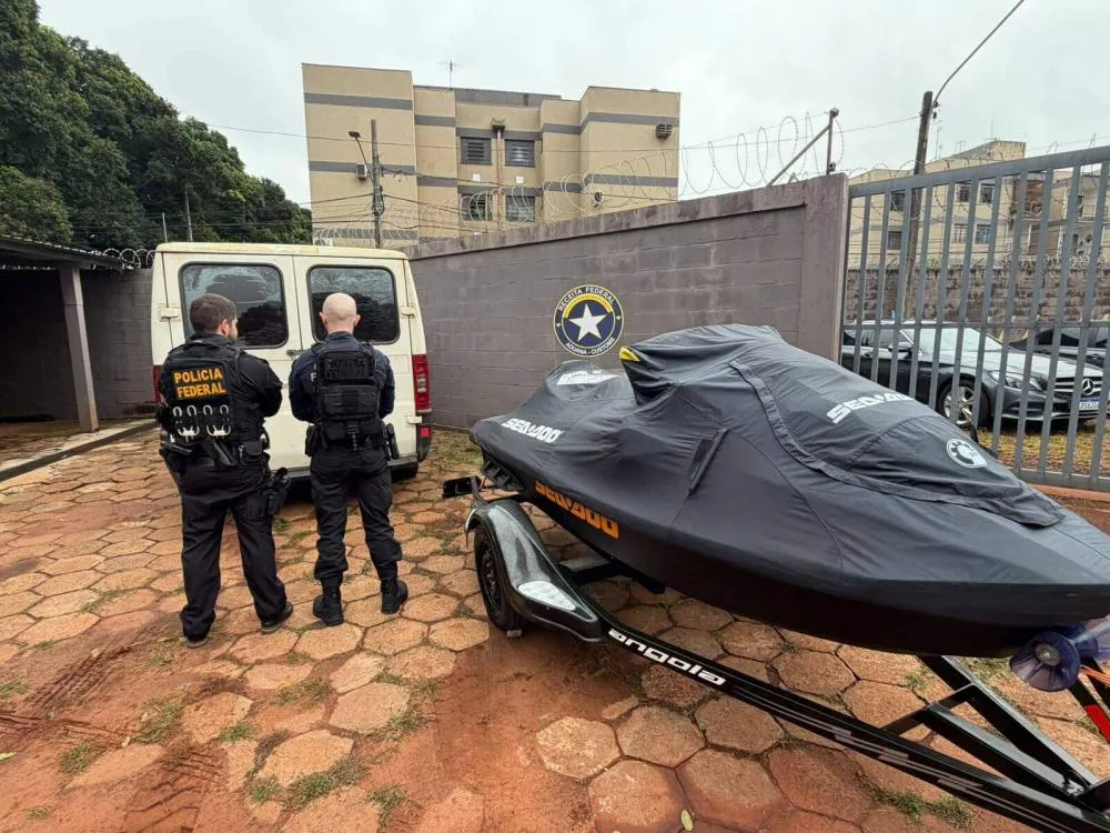 Agentes da Polícia Federal durante cumprimento de mandados da Operação Rota Clandestina, que investiga um esquema de contrabando de cigarros e lavagem de dinheiro com movimentação superior a R$ 76 milhões