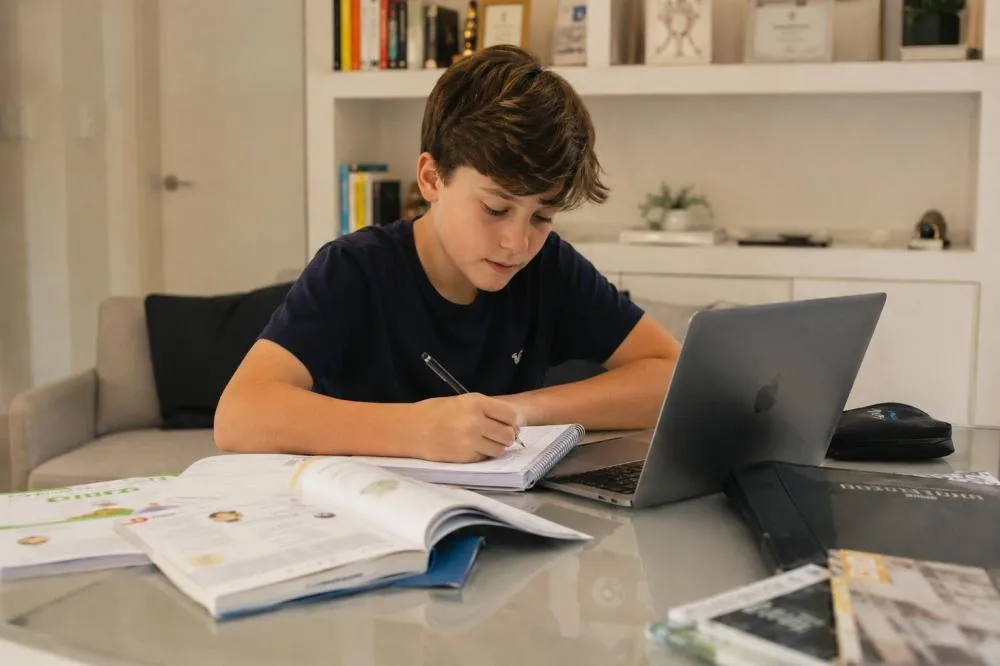 Projeto para liberar ensino em casa ganha força e gera revolta de sindicato de professores