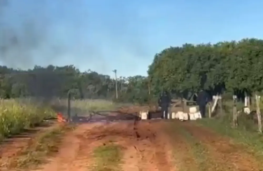 Barreiras montadas por indígenas na Fazenda Limoeiro marcam a ocupação da área em disputa em Amambai
