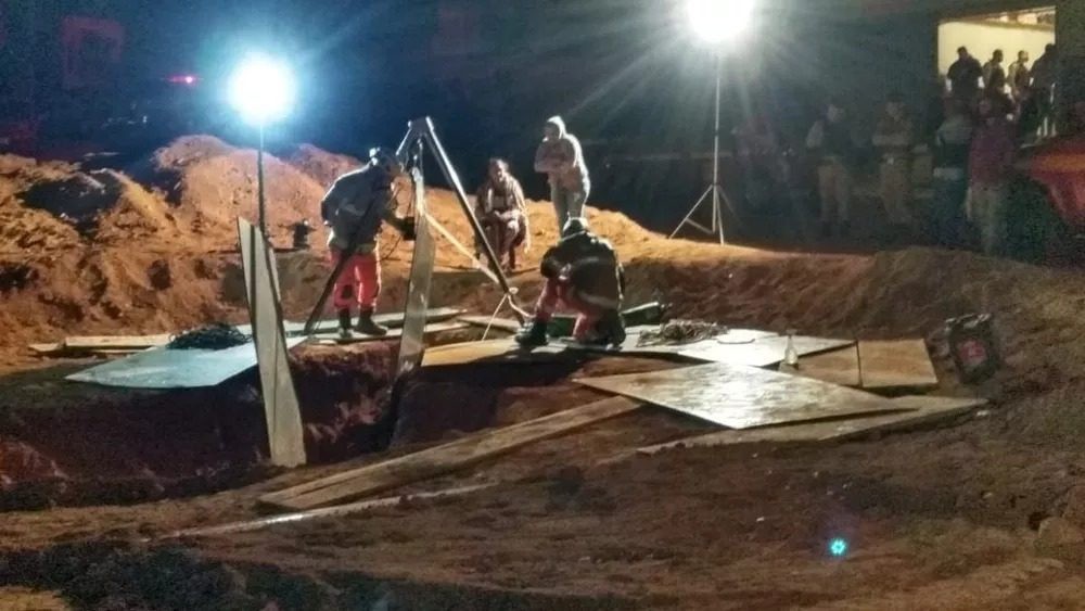 Criança é resgatada de buraco de 8 metros após 18 horas