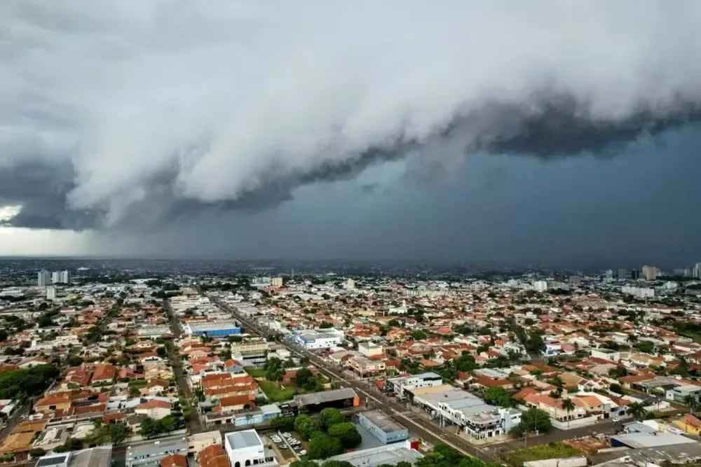 Temporal com ventos de até 100 km/h e granizo ameaça 40 cidades de MS nesta terça