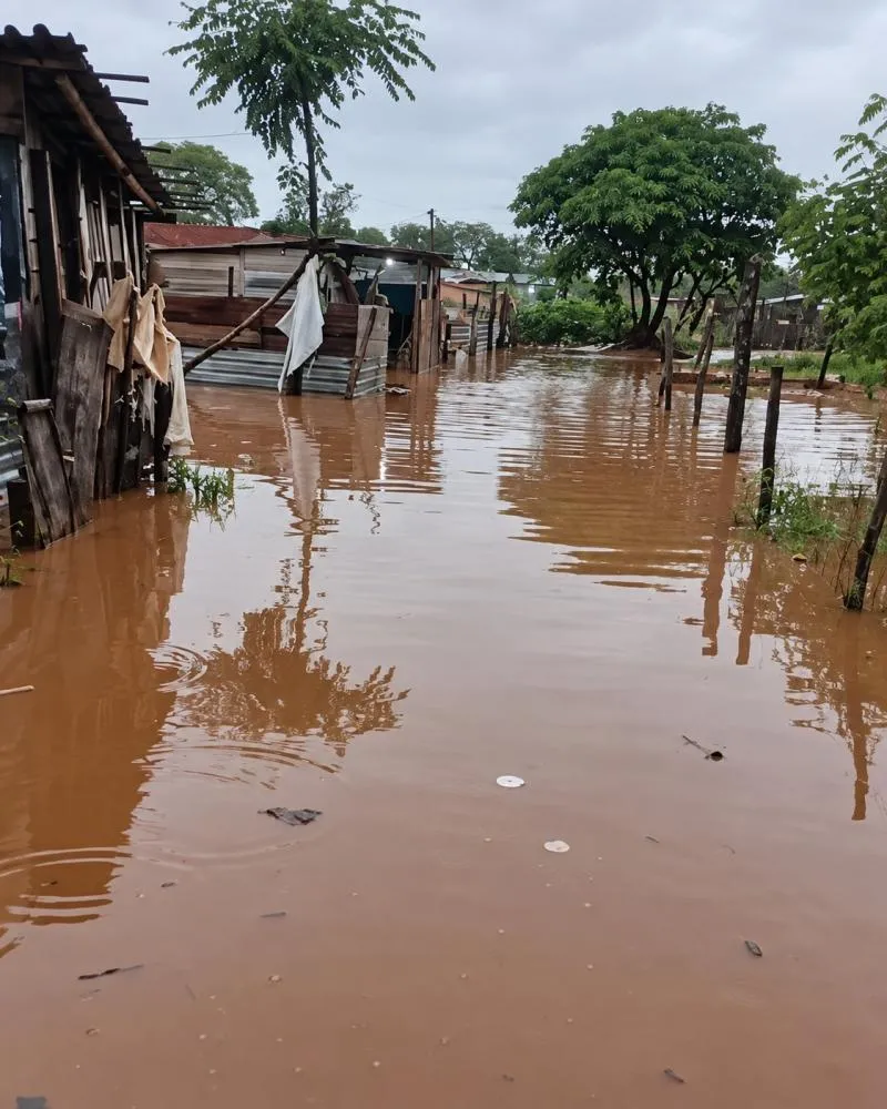 Em 15 dias, chuva supera a média de outubro e deixa famílias ilhadas na Capital