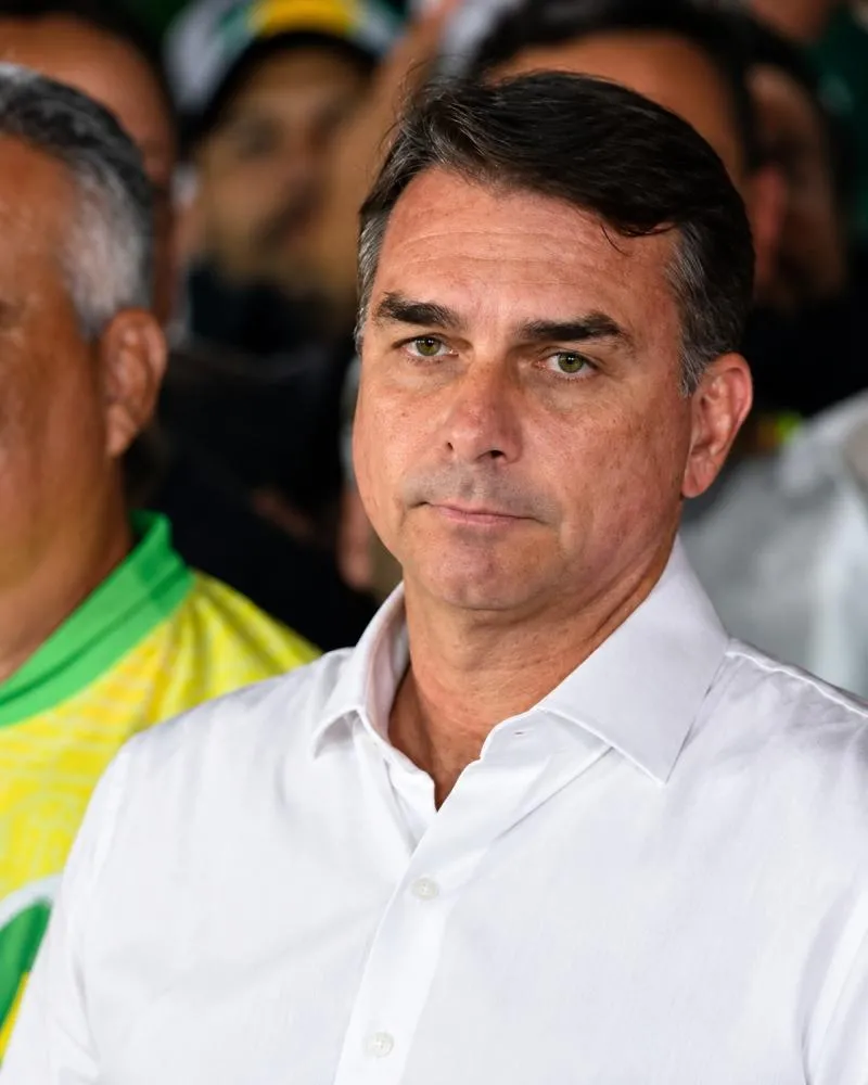Saída de Flávio Bolsonaro do país foi planejada semanas antes da eleição, diz colunista