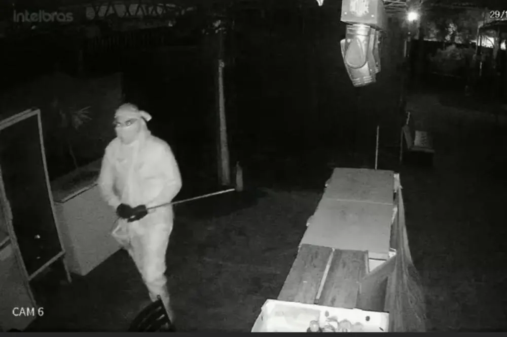 VÍDEO: “Ninja” invade casa de shows em Ribas do Rio Pardo e destrói R$ 40 mil em equipamentos