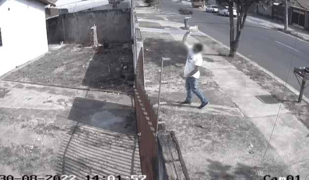 VÍDEO: Entregador joga pacote como 