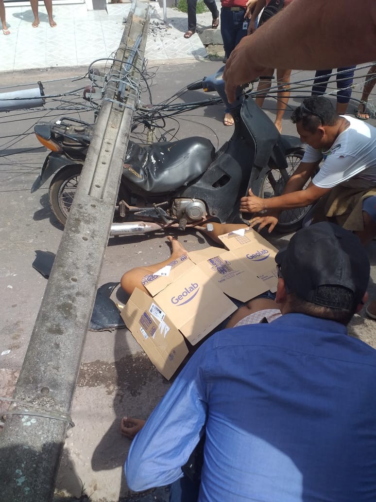 VÍDEO: Mulher fica em estado grave após ser atingida por poste quando passava de moto
