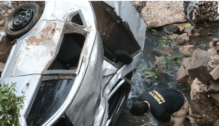 Jovem perde o controle de carro e morre após veículo cair em córrego da BR-163