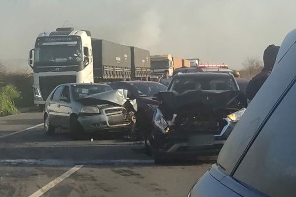 VÍDEO: Fumaça decorrente de queimadas causa engavetamento de 9 veículos
