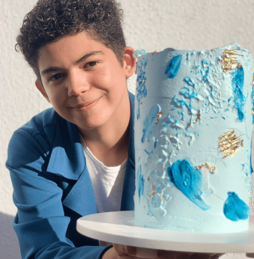Adolescente de 15 anos supera perda da mãe com bolos confeitados e aspira abrir ateliê em breve na Capital