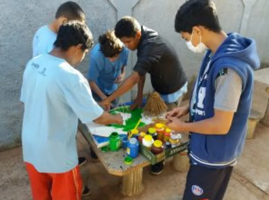 Alunos recebem prêmio após criarem calendário e dicionário indígena