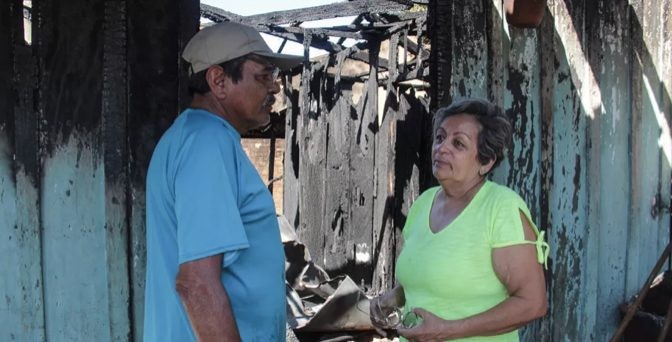 Depois de 22 anos morando no mesmo local, casal de idosos perdem tudo em incêndio