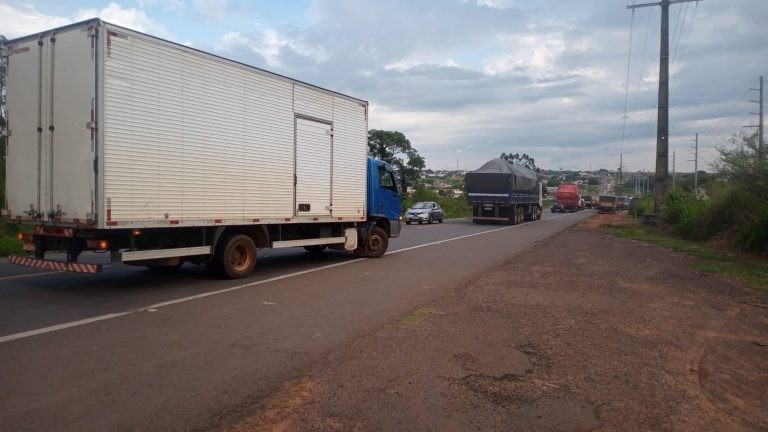 Após vitória de Lula, caminhoneiros bloqueiam rodovias de MS