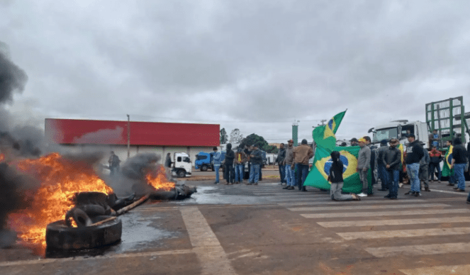Manifestantes na Rodovia BR-163 são dispersados com gás lacrimogênio e bala de borracha