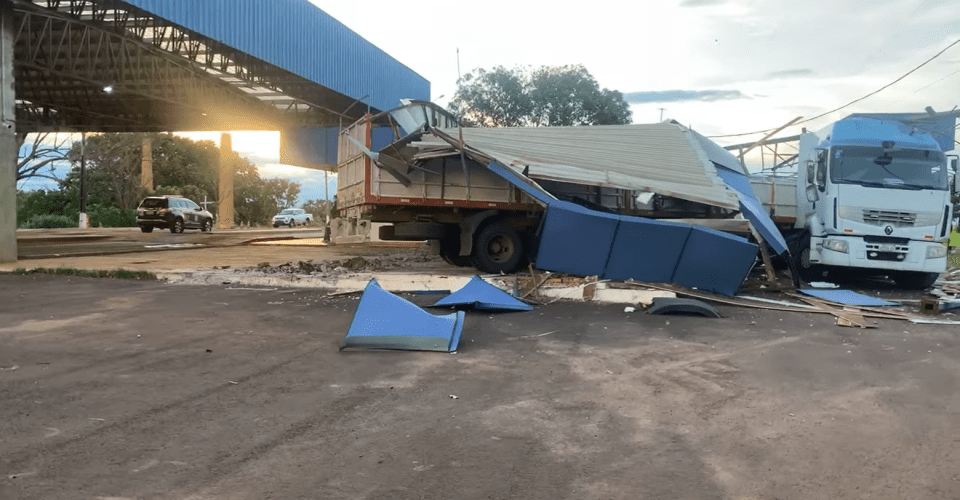 VÍDEO: Caminhão desgovernado invade e destrói pátio do posto da PRF em MS