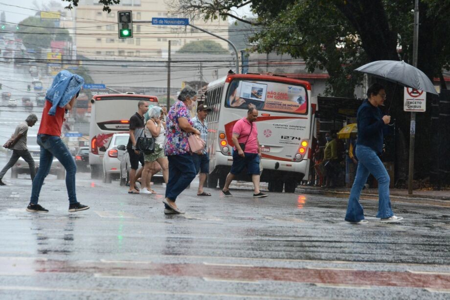 Chuva com mais de 300 raios deixa 27 bairros sem energia na Capital