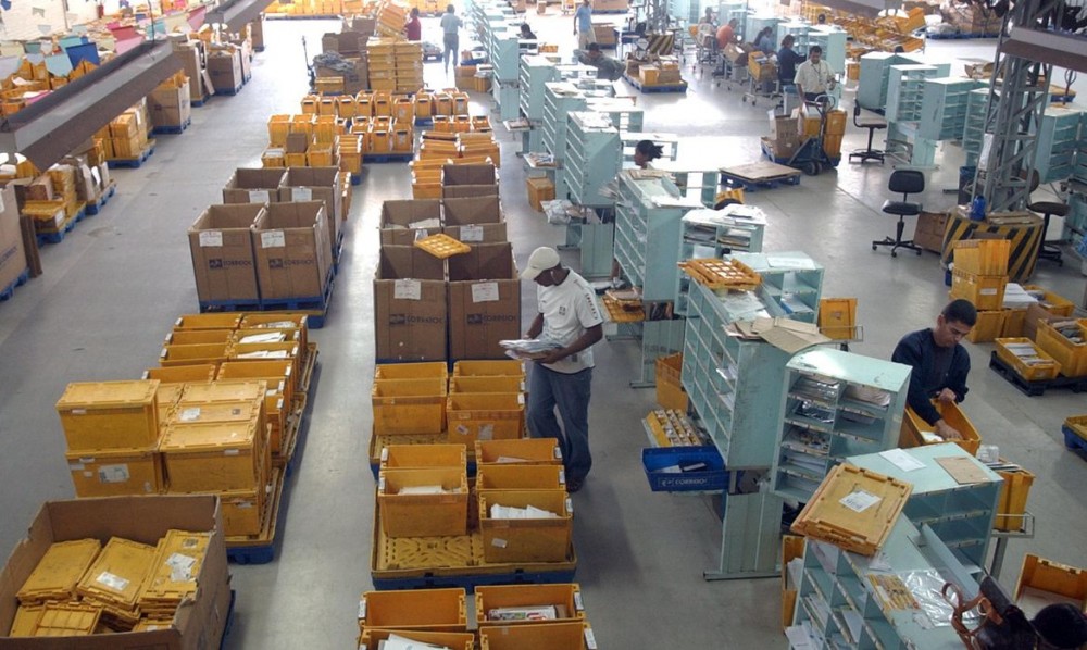 Roupas, bijuterias e livros: Correios vão leiloar objetos não entregues aos destinatários