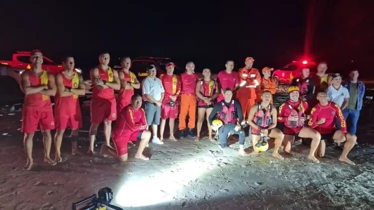 Desaparecido ao tentar salvar turista francês que se afogava, bombeiro de 36 anos nada 21 km e se salva