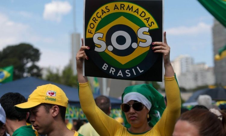Quatro pessoas são atingidas por raio em acampamento em frente a quartel-general do Exército
