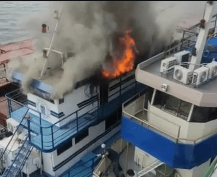 VÍDEO: Embarcação da PMA pega fogo durante reparos em estaleiro
