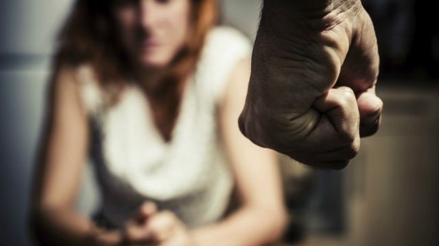 Mulher é espancada pelo companheiro pós receber pedido de amizade virtual
