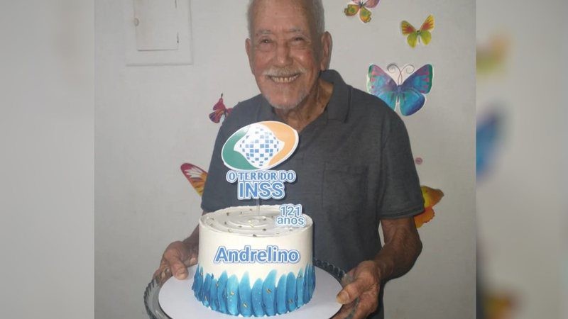 Idoso faz 121 anos e comemora com bolo 