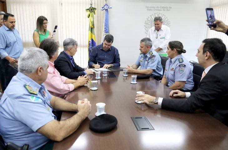 Eduardo Riedel empossa novo comandante da PM e delegado-geral da Polícia Civil